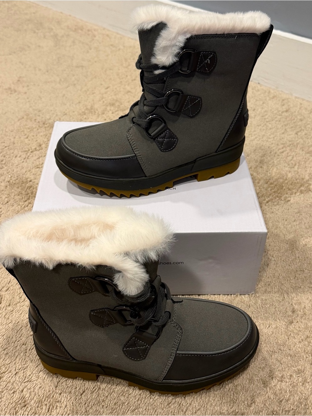 Dream Pairs Women’s Dark Grey Faux Fur Lined Winter Boots Size 6 New w/ Box